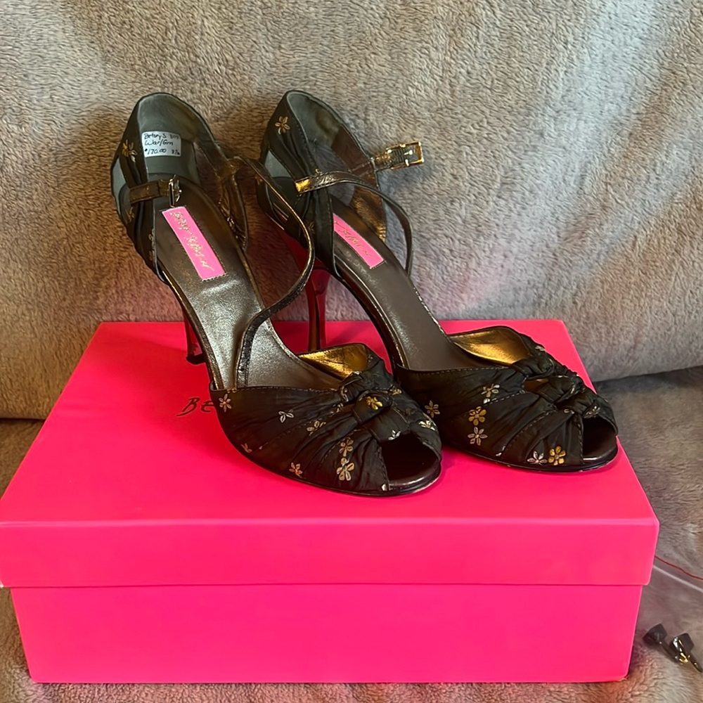 Betsey Johnson Warwick Olive Green and Gold Heels- Women’s Size 8.5